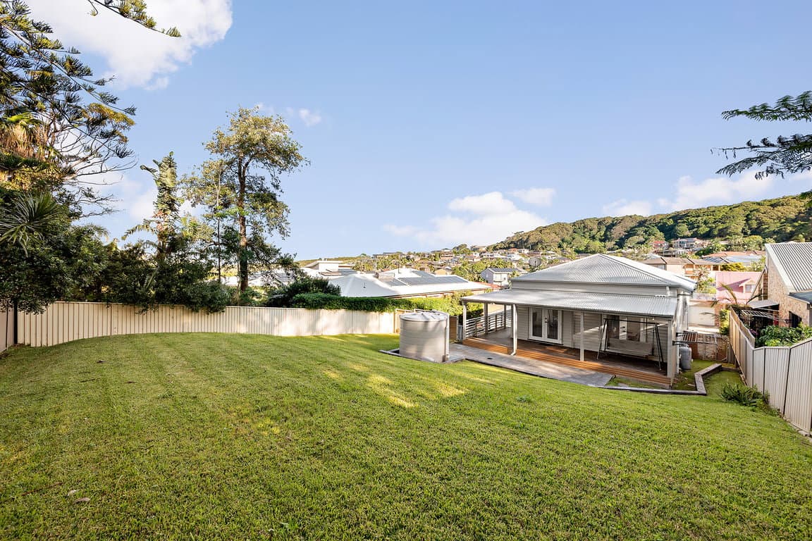 Furnished 3 Bedroom House in Caves Beach