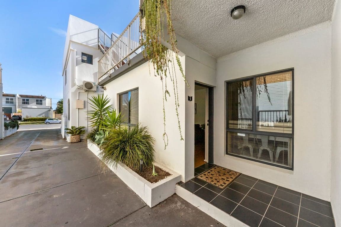 Furnished 1 Bedroom House in West Beach