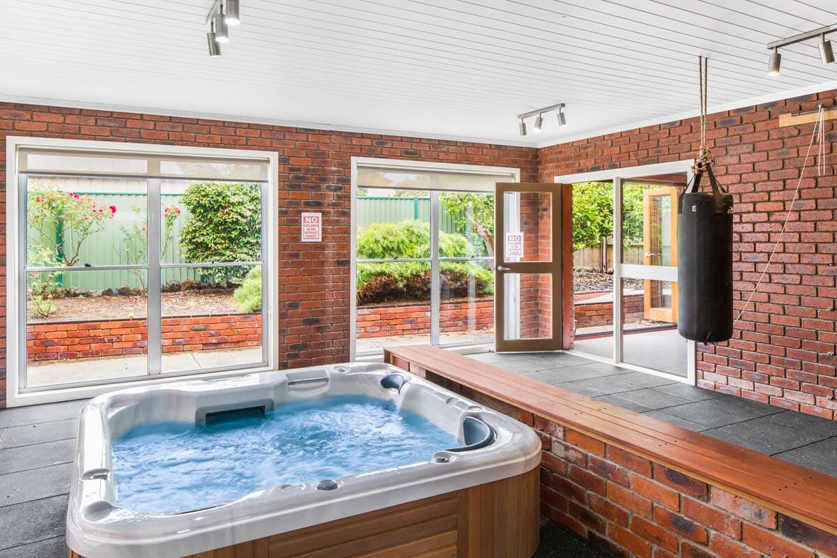 Furnished 6 Bedroom House in Clifton Springs