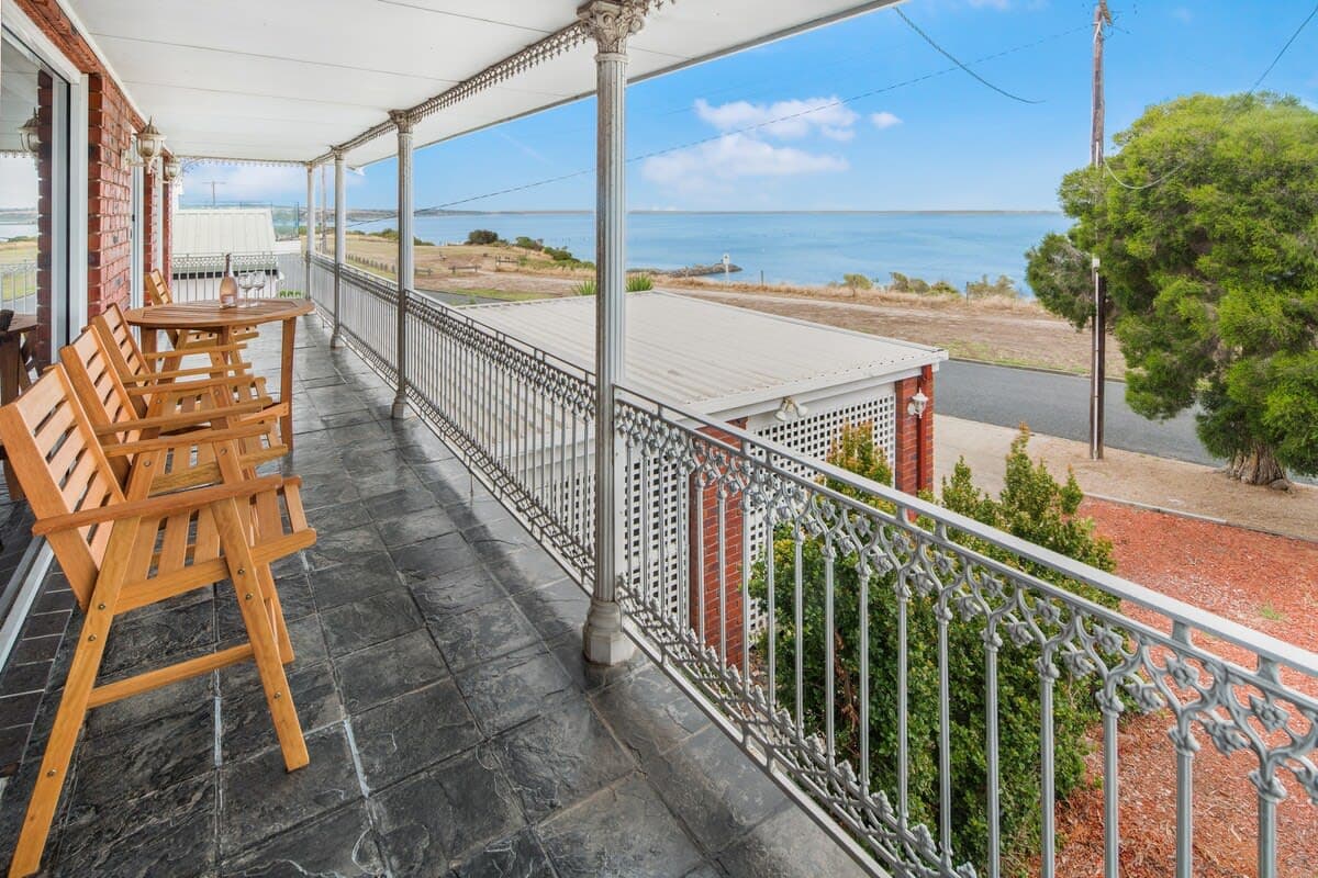 Furnished 6 Bedroom House in Clifton Springs