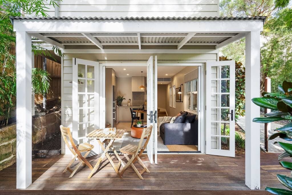 Furnished 1 Bedroom Apartment in Balmain East