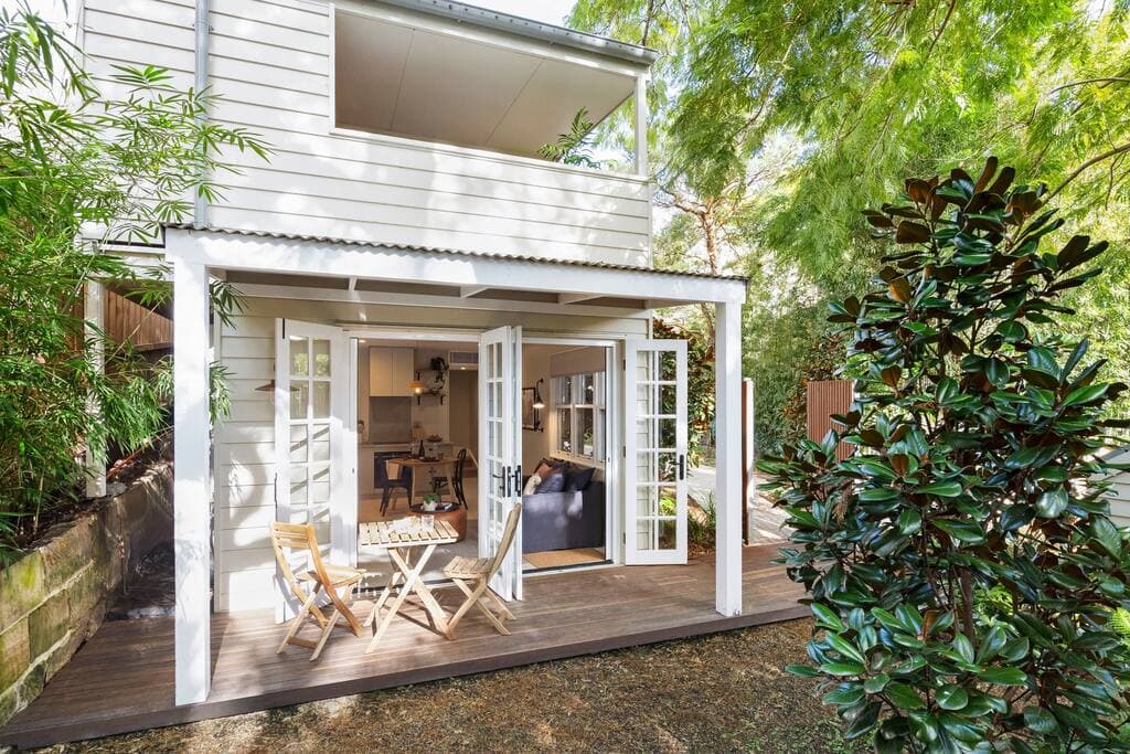 Furnished 1 Bedroom Apartment in Balmain East