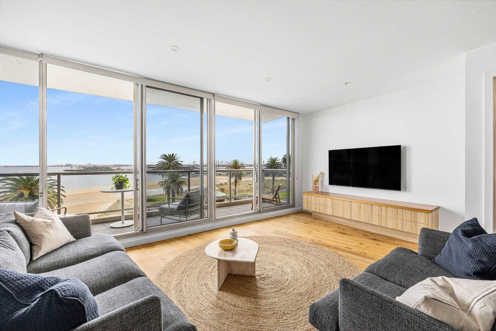 Furnished 3 Bedroom Apartment in Port Melbourne
