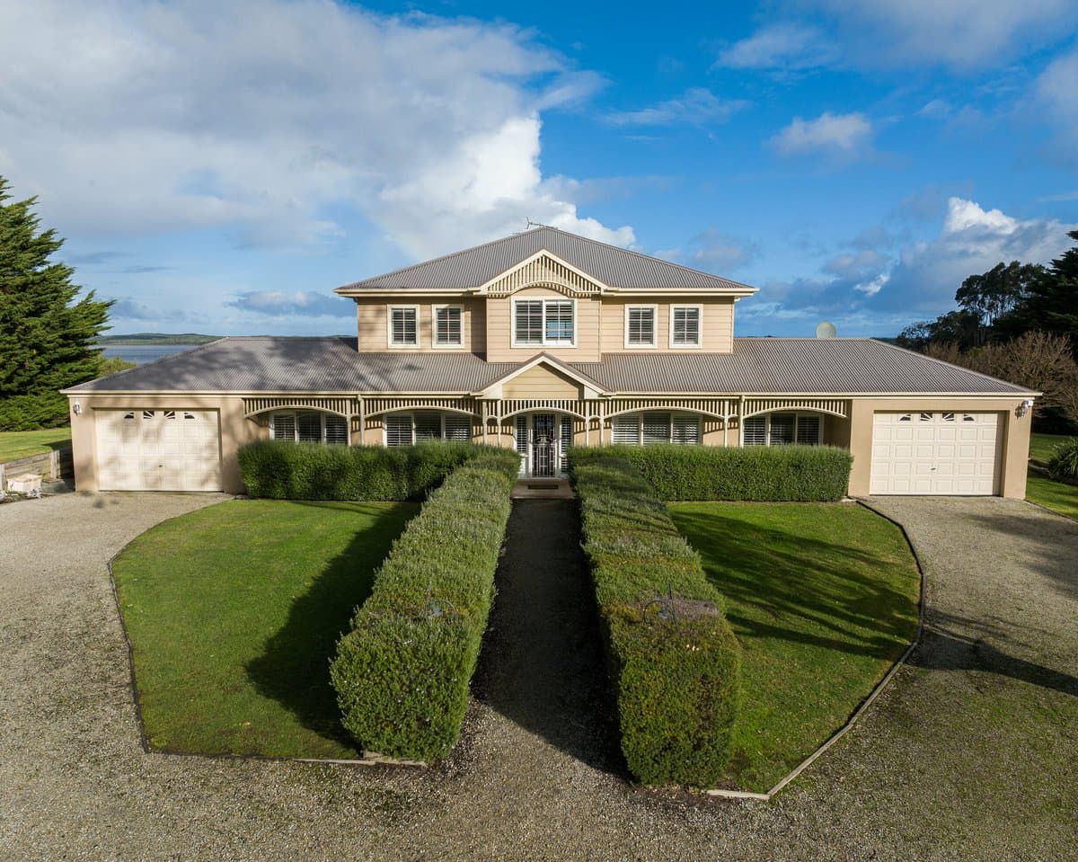 Furnished 5 Bedroom House in Inverloch