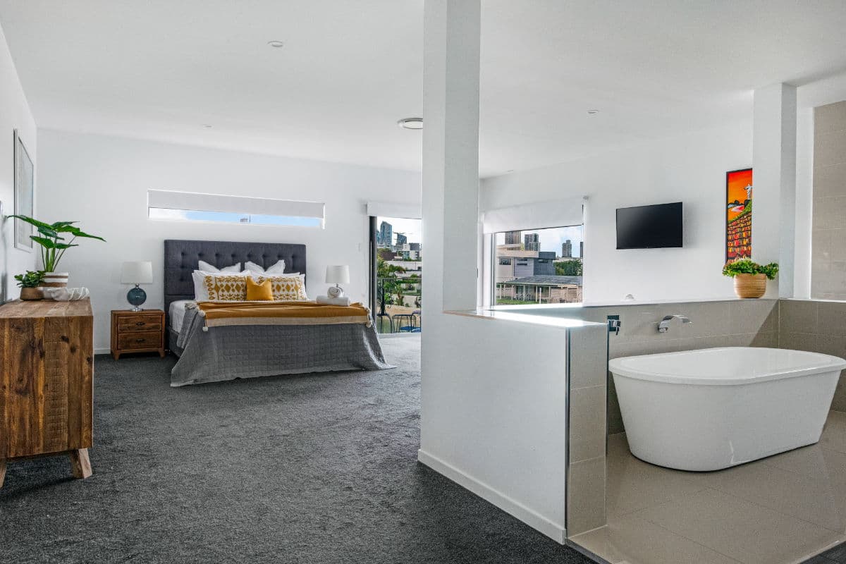 Furnished 5 Bedroom House in Broadbeach Waters