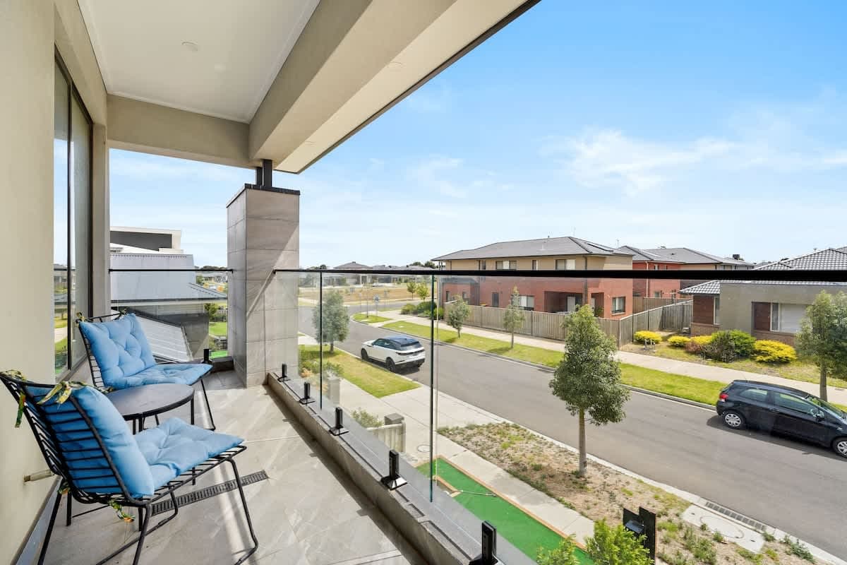 Furnished 5 Bedroom House in Point Cook