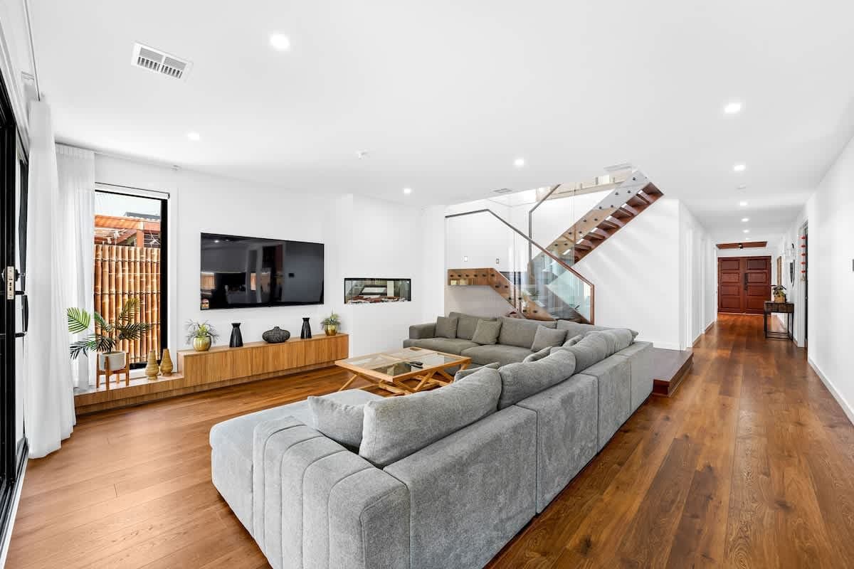 Furnished 5 Bedroom House in Point Cook