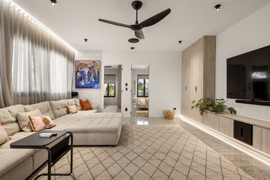Furnished 5 Bedroom House in Runaway Bay