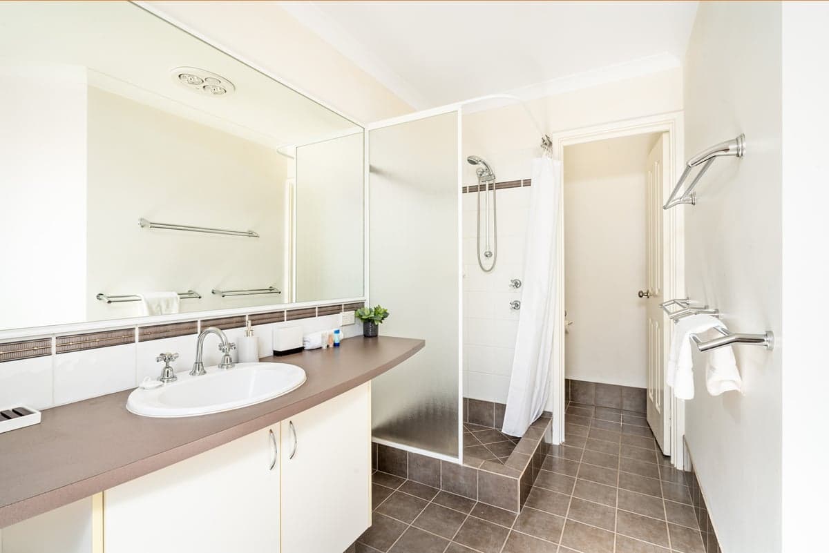 Furnished 4 Bedroom House in Broadwater