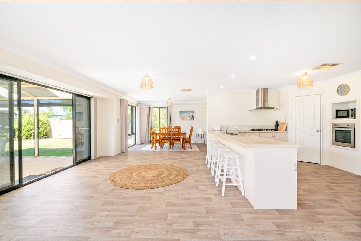Furnished 4 Bedroom House in Broadwater