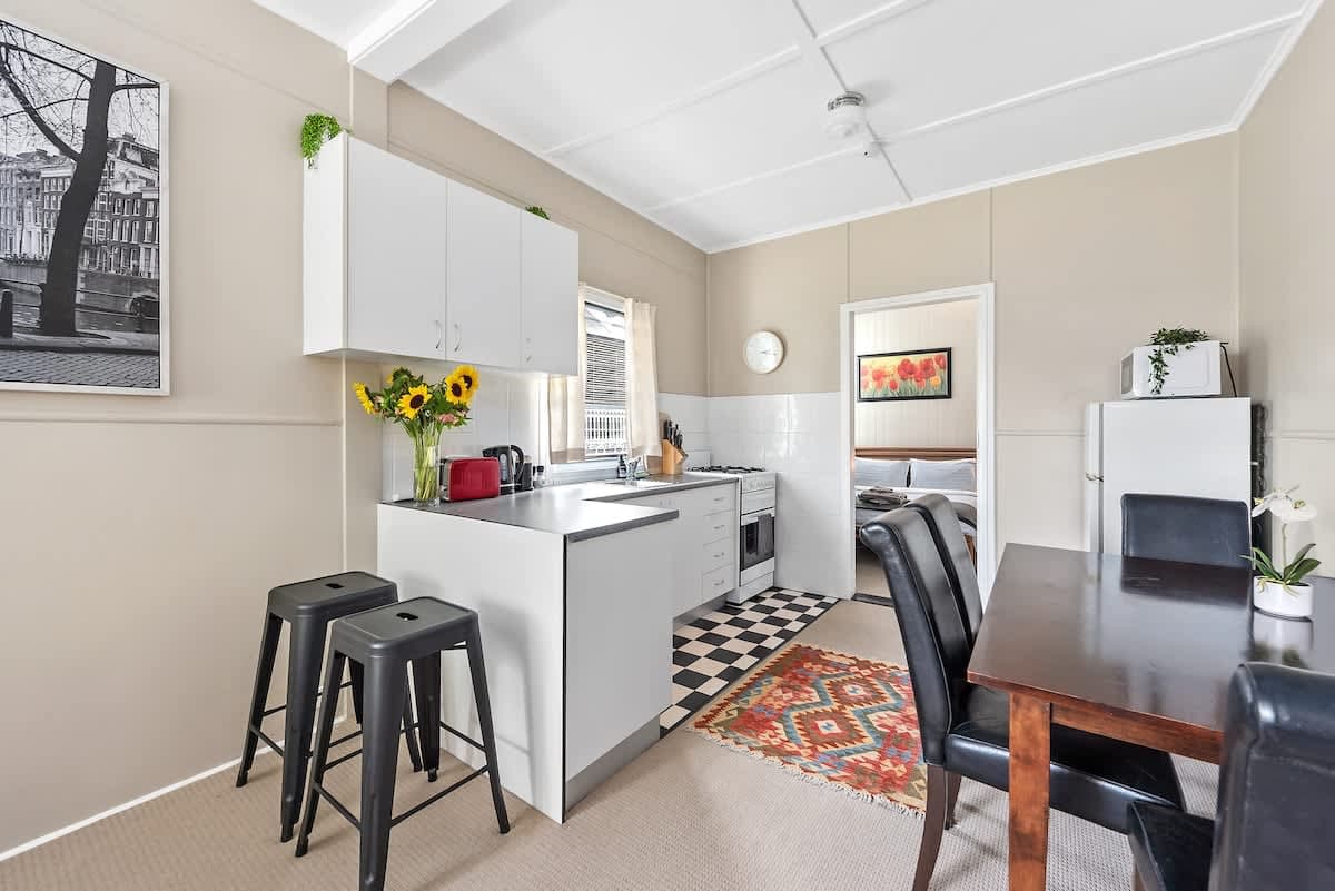 Furnished 1 Bedroom Apartment in New Farm