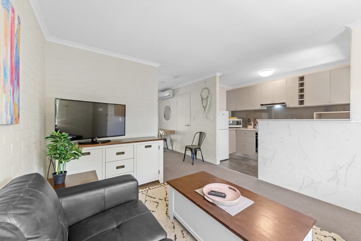 Furnished 1 Bedroom Apartment in New Farm