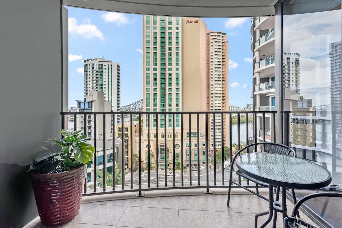 Furnished 1 Bedroom Apartment in Brisbane City