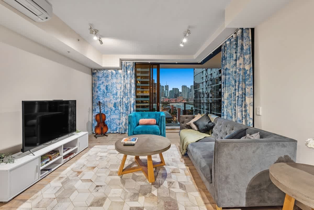 Furnished 3 Bedroom Apartment in South Brisbane