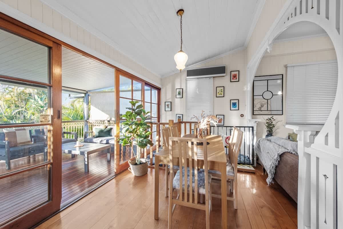 Furnished 3 Bedroom House in Woolloongabba