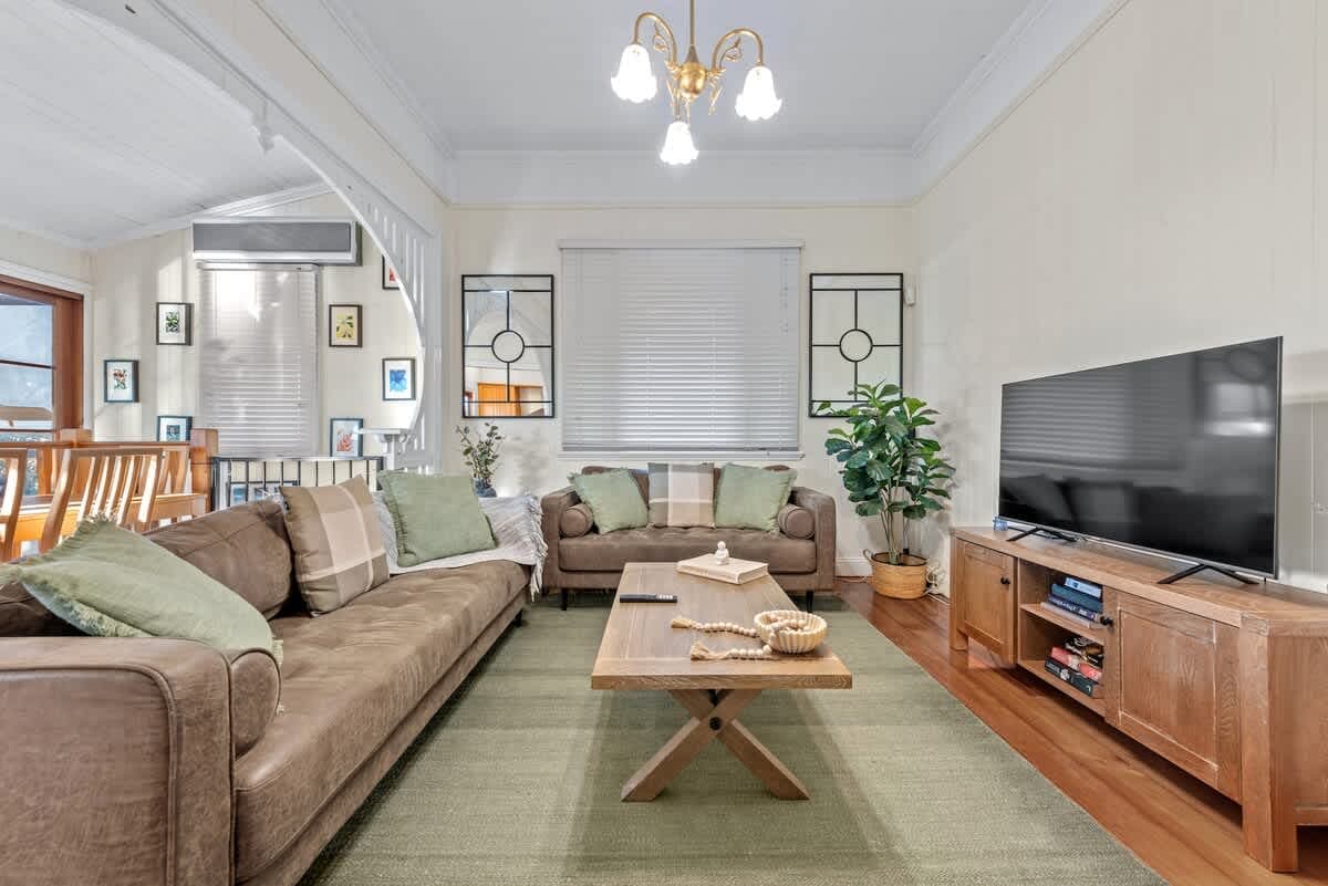 Furnished 3 Bedroom House in Woolloongabba
