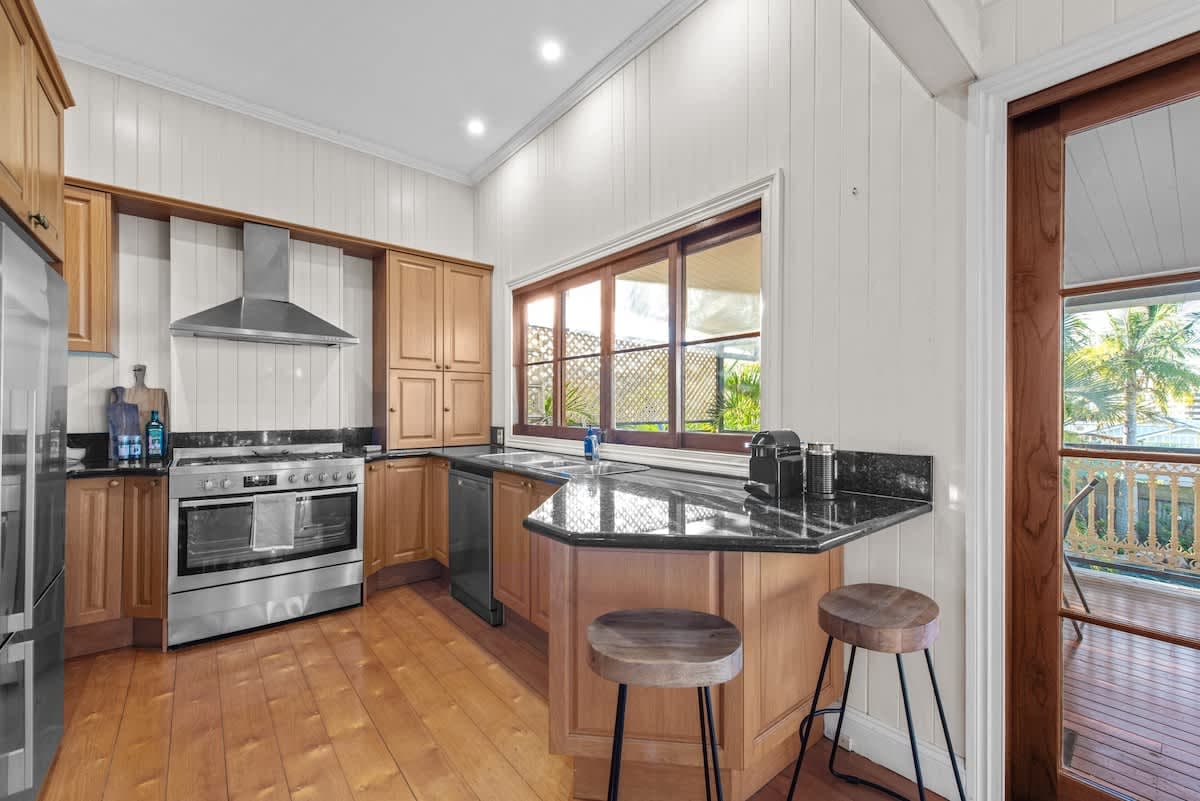 Furnished 3 Bedroom House in Woolloongabba