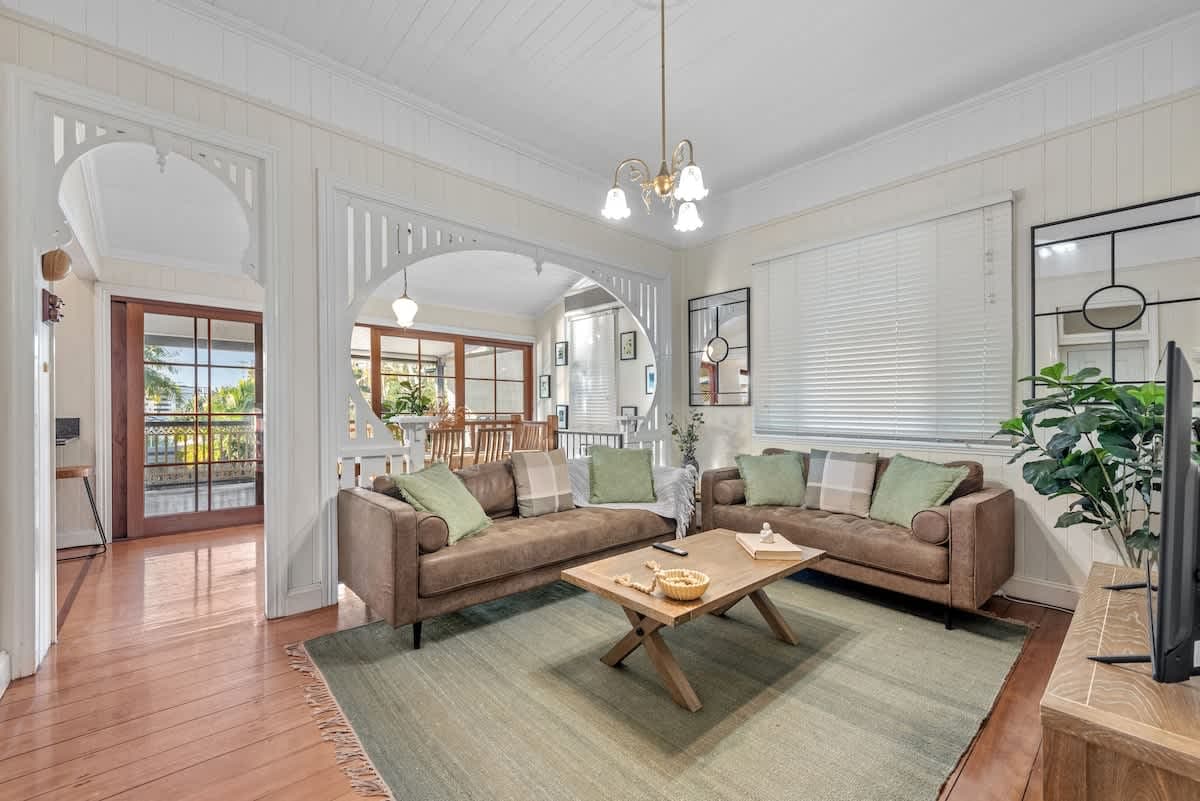 Furnished 3 Bedroom House in Woolloongabba