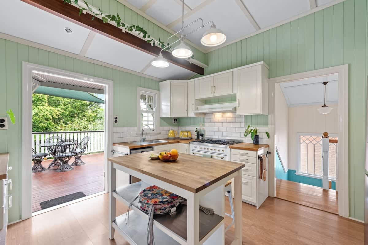 Furnished 4 Bedroom House in Woolloongabba