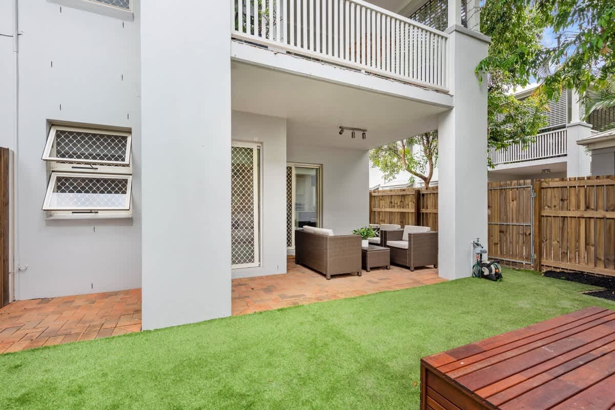 Furnished 2 Bedroom Apartment in Hawthorne