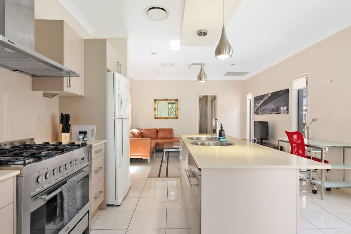 Furnished 1 Bedroom Apartment in Taringa