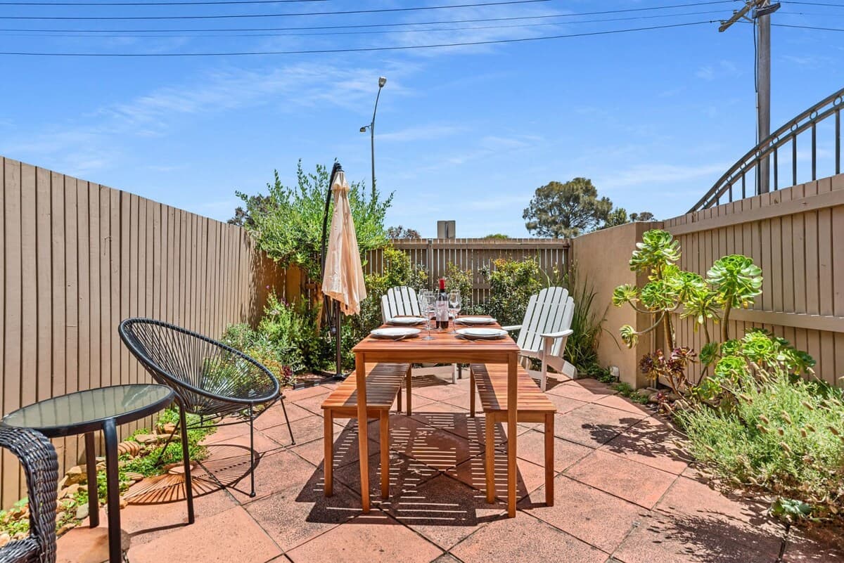 Furnished 3 Bedroom Apartment in St Kilda