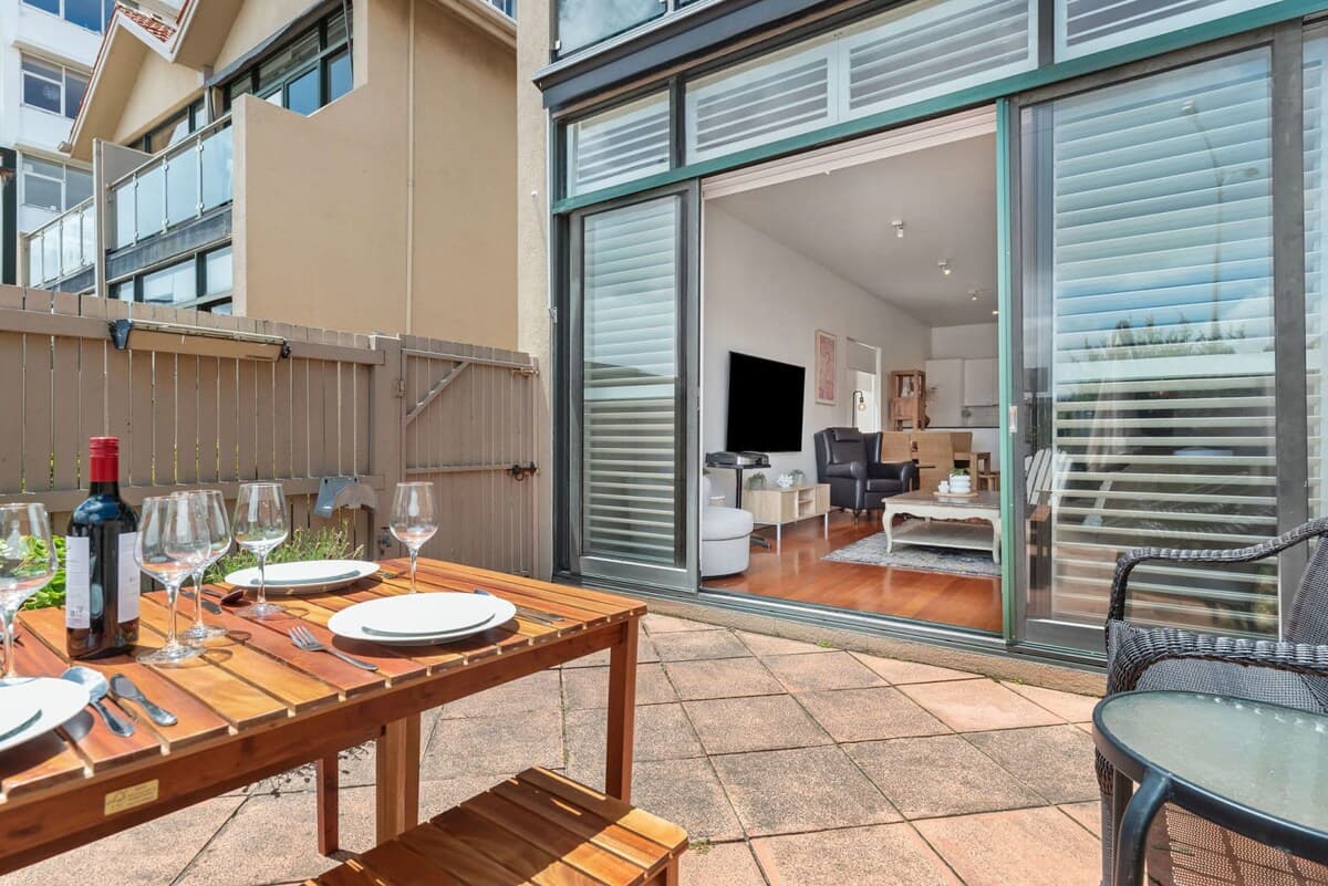 Furnished 3 Bedroom Apartment in St Kilda