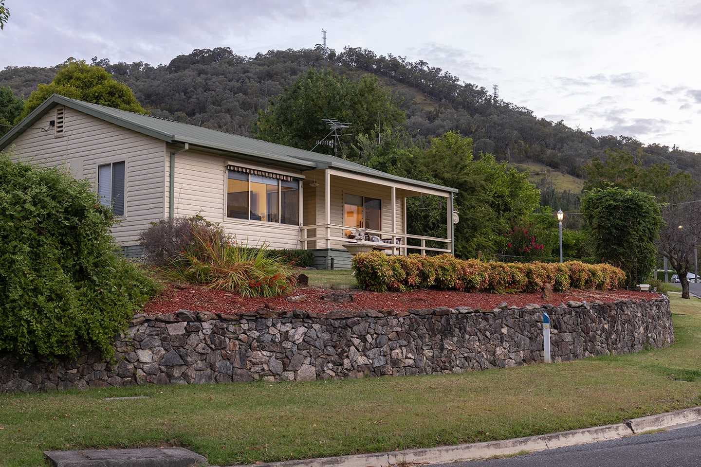 Furnished 3 Bedroom House in Mount Beauty