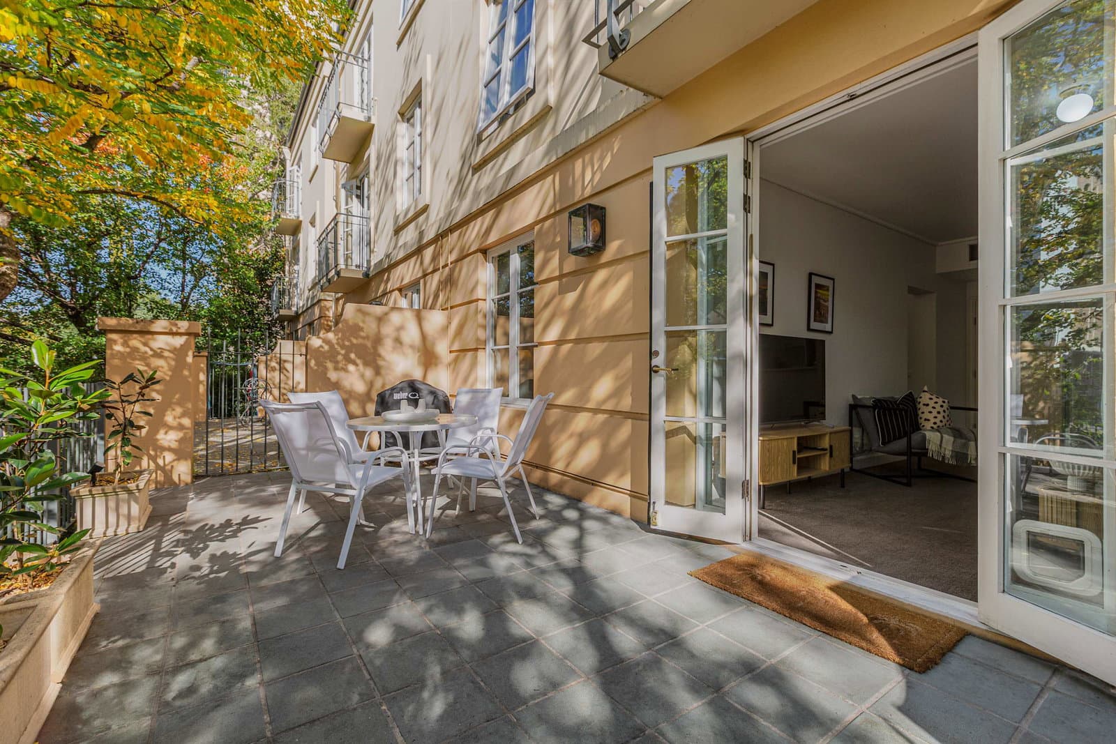 Furnished 1 Bedroom Apartment in East Melbourne